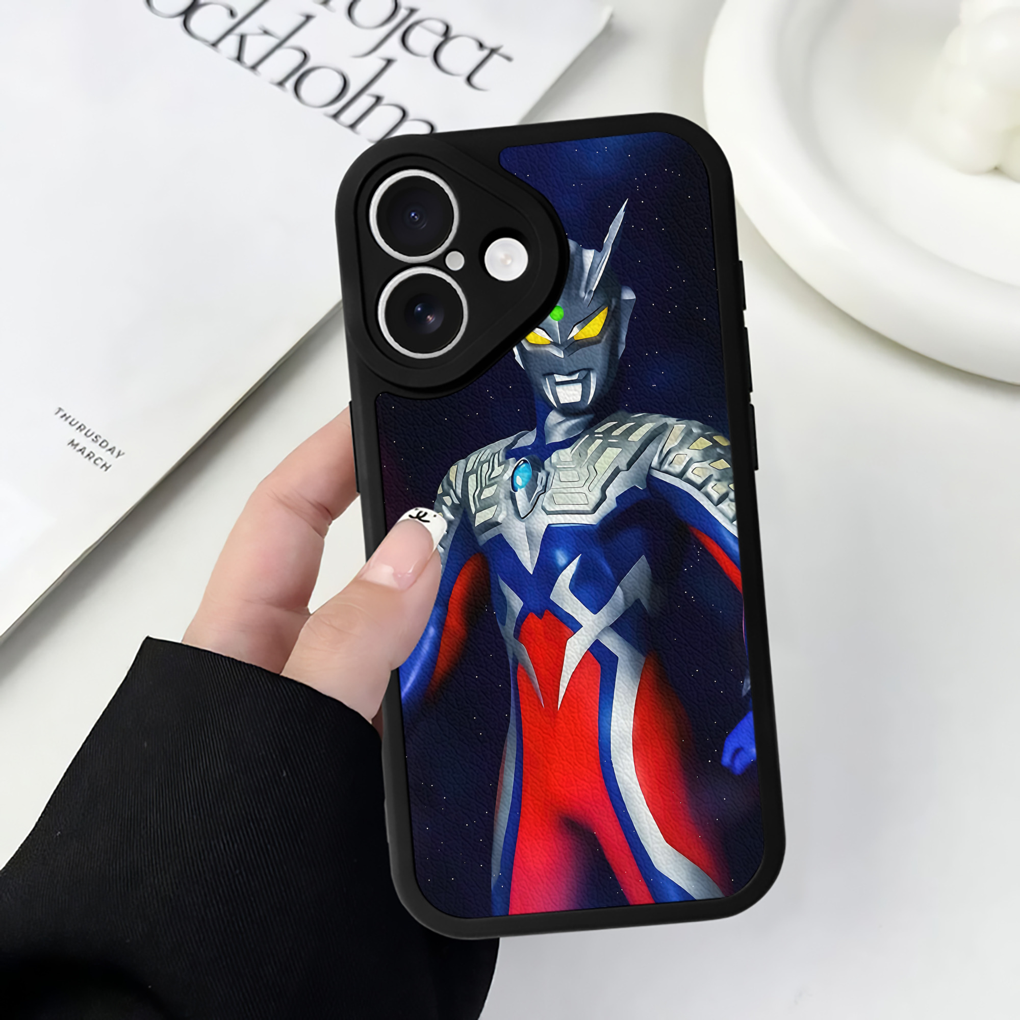 （画像用） ウルトラマン Ultraman 【iPhone 16シリーズ対応】シリコンスマホケース（レザー調） 材質：シリコン